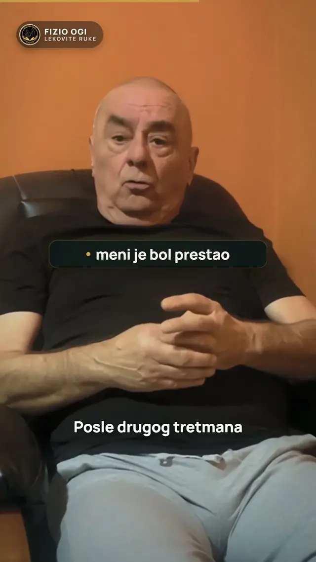 Miodrag sedi u fotelji u sali i govori u kameru