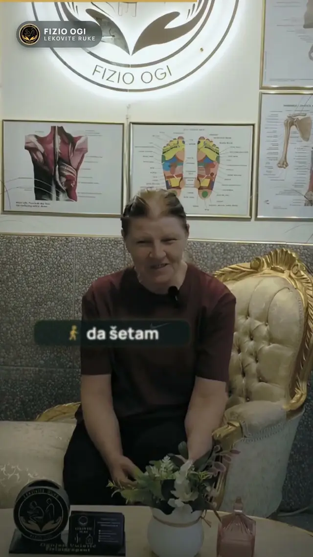 Rada sedi u sali, iza nje su anatomske table na zidu